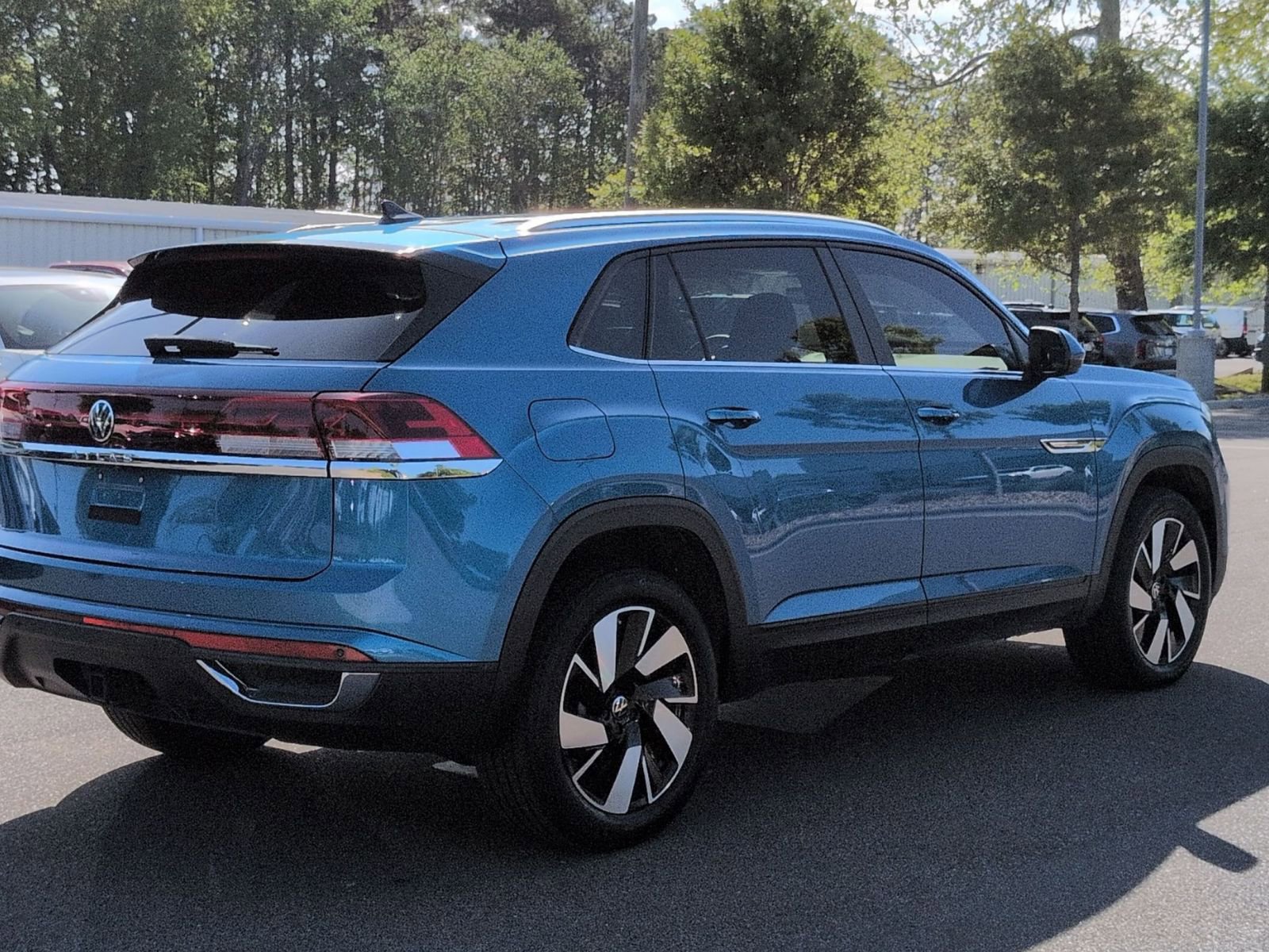 Used 2024 Volkswagen Atlas Cross Sport SE FWD image 3