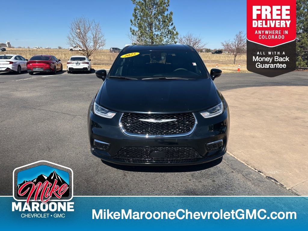 Used 2025 Chrysler Pacifica Select image 1