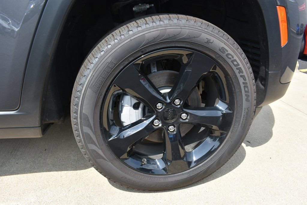 Used 2025 Jeep Grand Cherokee Limited w/ Black Appearance Package image 14