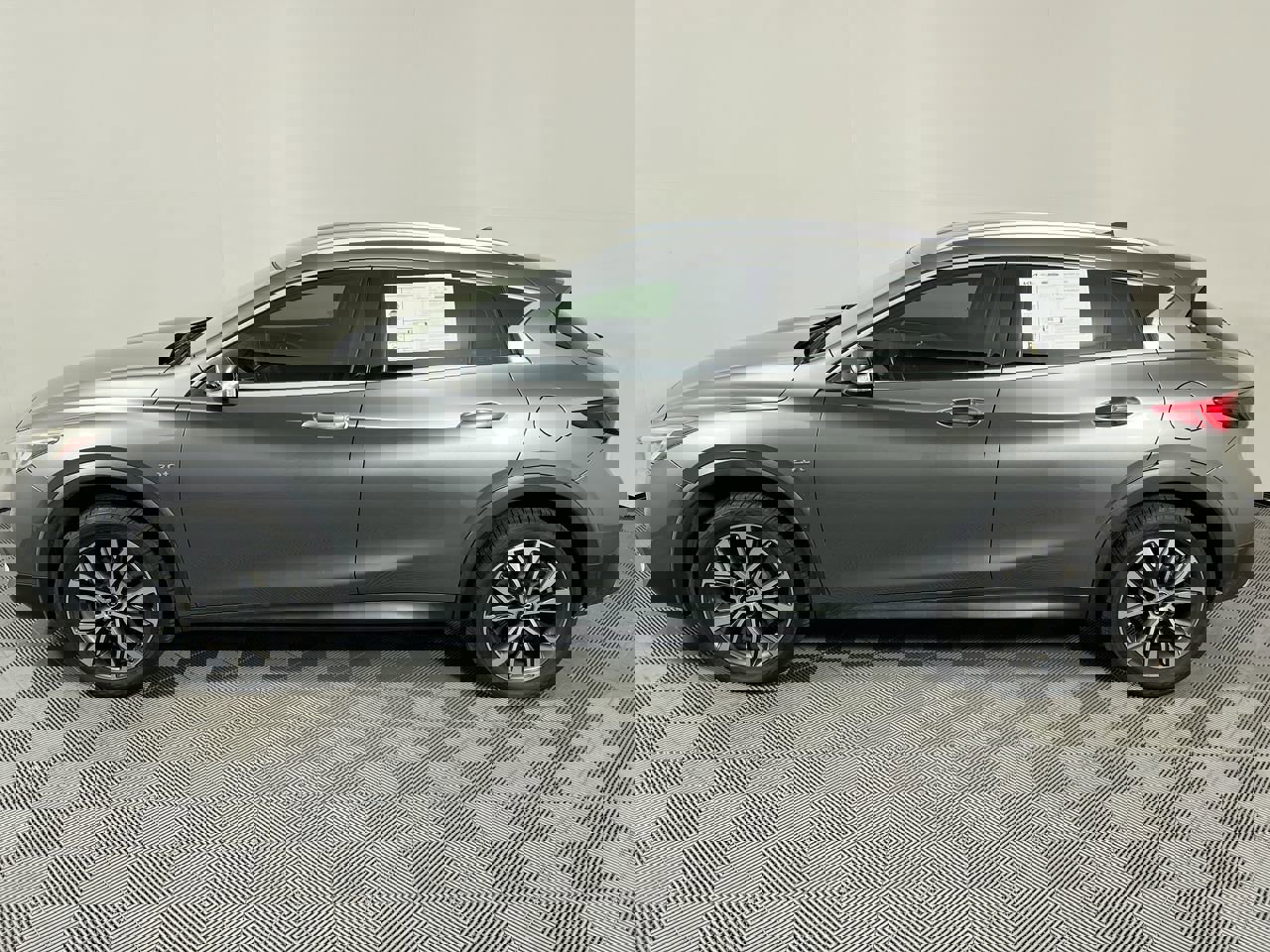 Used 2018 INFINITI QX30 Premium w/ Navigation Package image 6