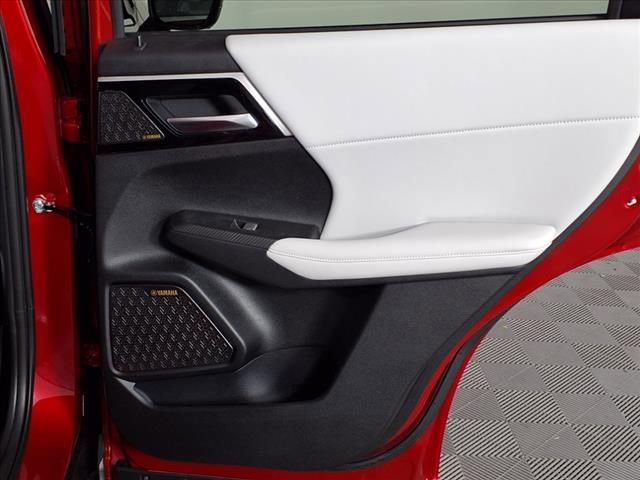 Used 2025 Mitsubishi Outlander SE image 10