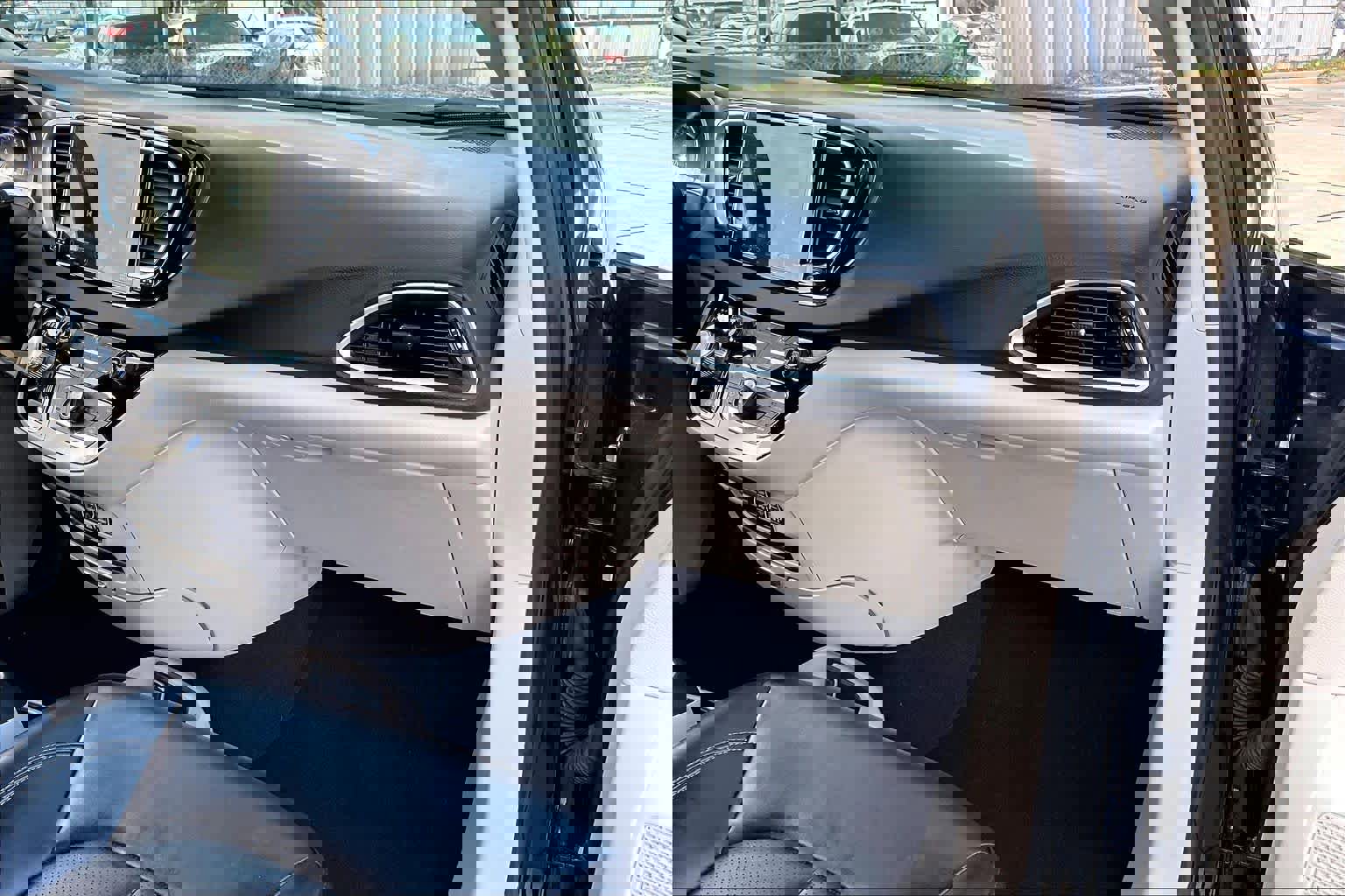 Used 2023 Chrysler Pacifica Touring-L image 17