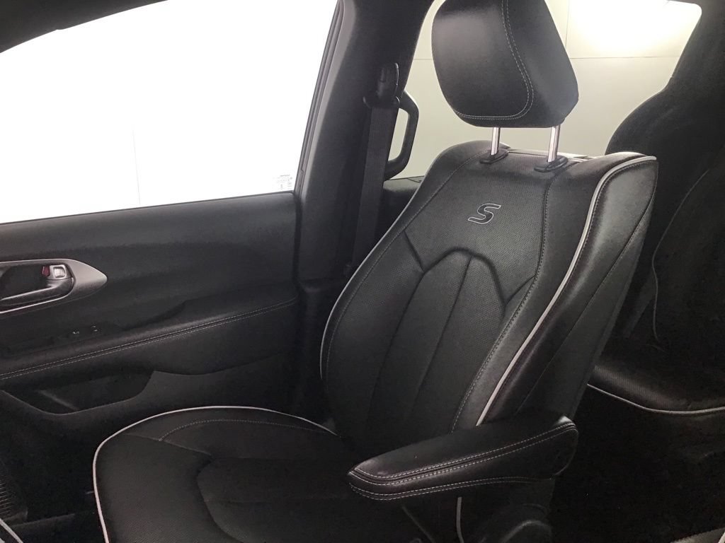 Used 2023 Chrysler Pacifica Limited w/ Uconnect Theater Family Group FWD image 22