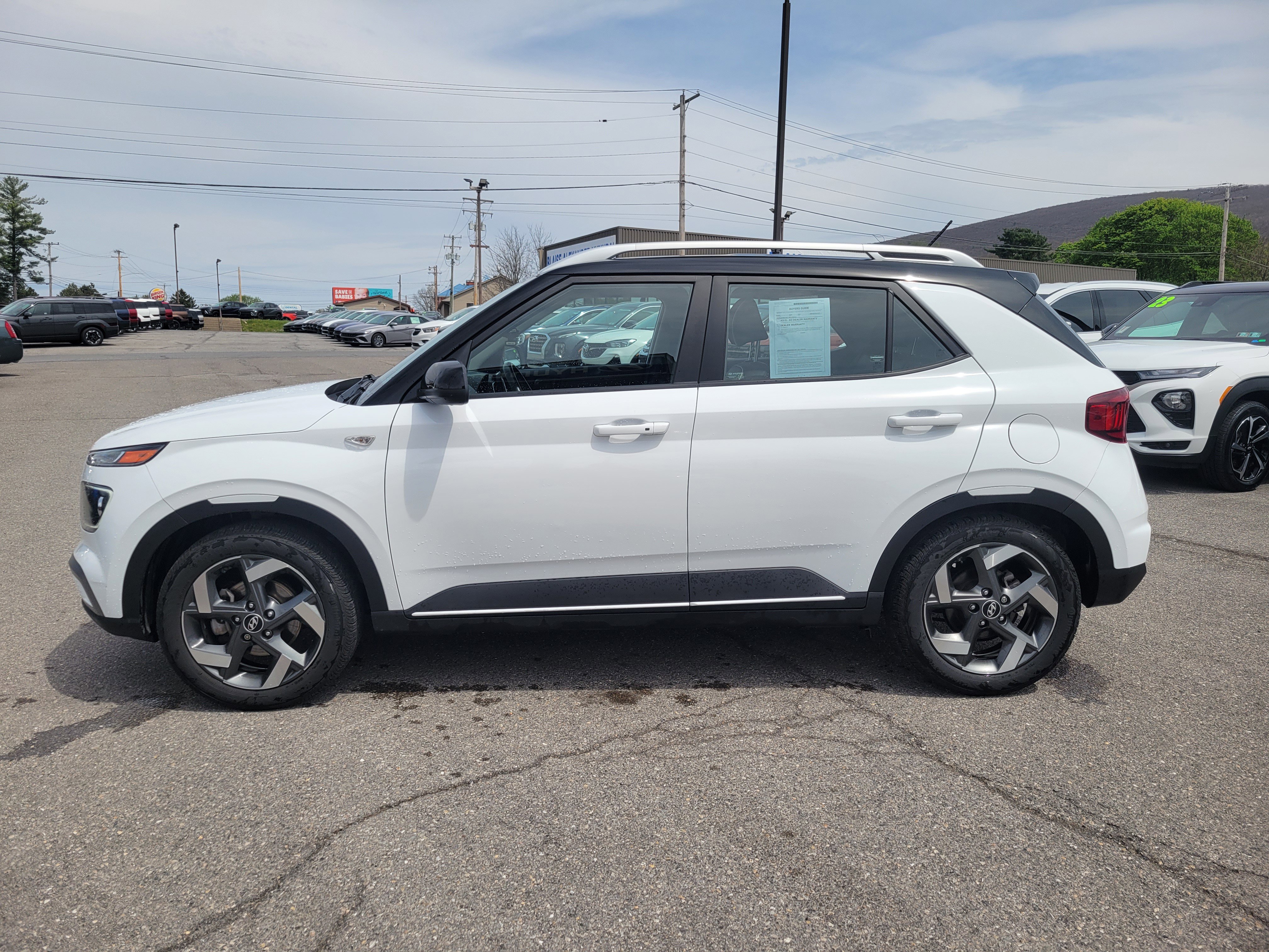 Used 2023 Hyundai Venue Limited image 4