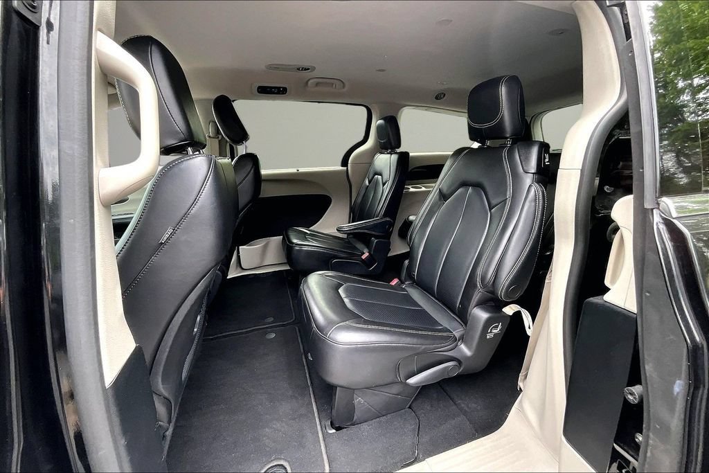 Used 2023 Chrysler Pacifica Touring-L FWD image 22