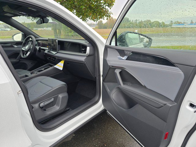 New 2025 Volkswagen Tiguan SE R-Line image 10