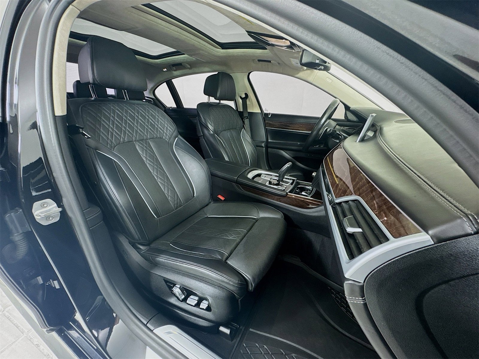 Used 2020 BMW M760i xDrive w/ Luxury Rear Seating Package image 27