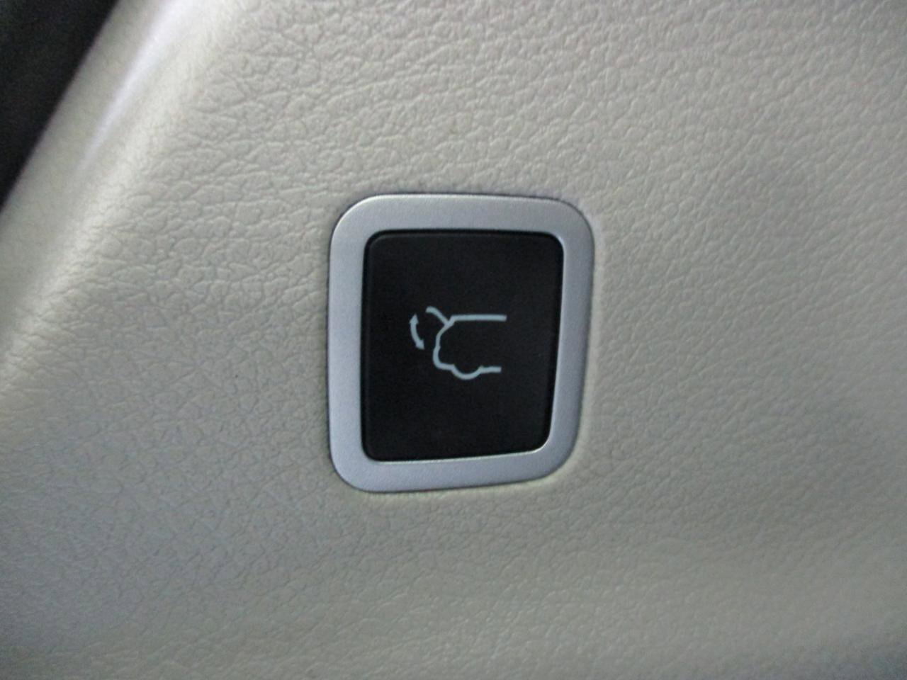 Used 2024 Chrysler Pacifica Touring-L image 16