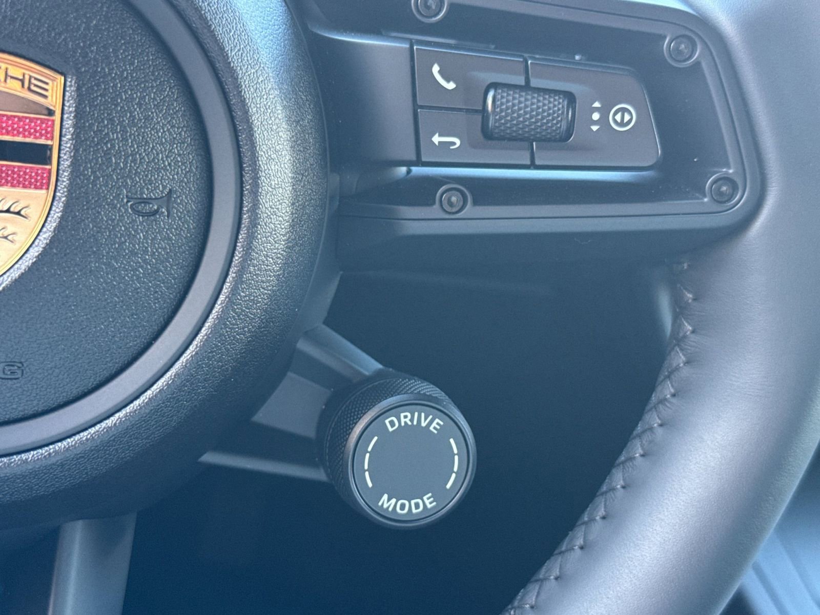 Certified 2025 Porsche Macan Electric image 30