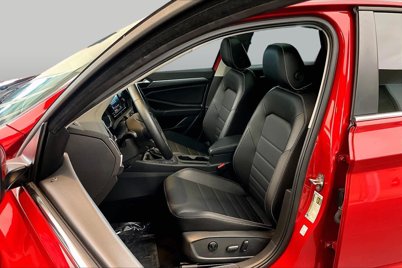 Used 2022 Volkswagen Jetta SE w/ Panoramic Sunroof Package FWD image 8