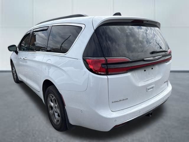 Used 2023 Chrysler Pacifica Limited w/ Uconnect Theater Family Group image 2