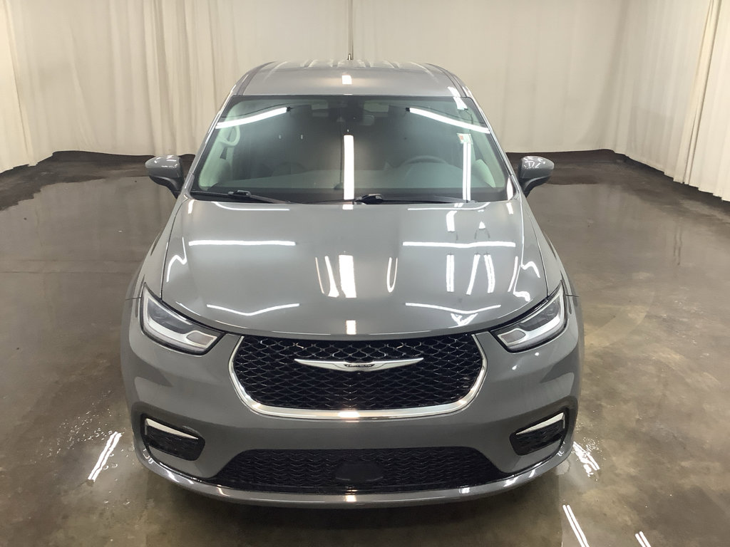 Used 2023 Chrysler Pacifica Touring-L image 3