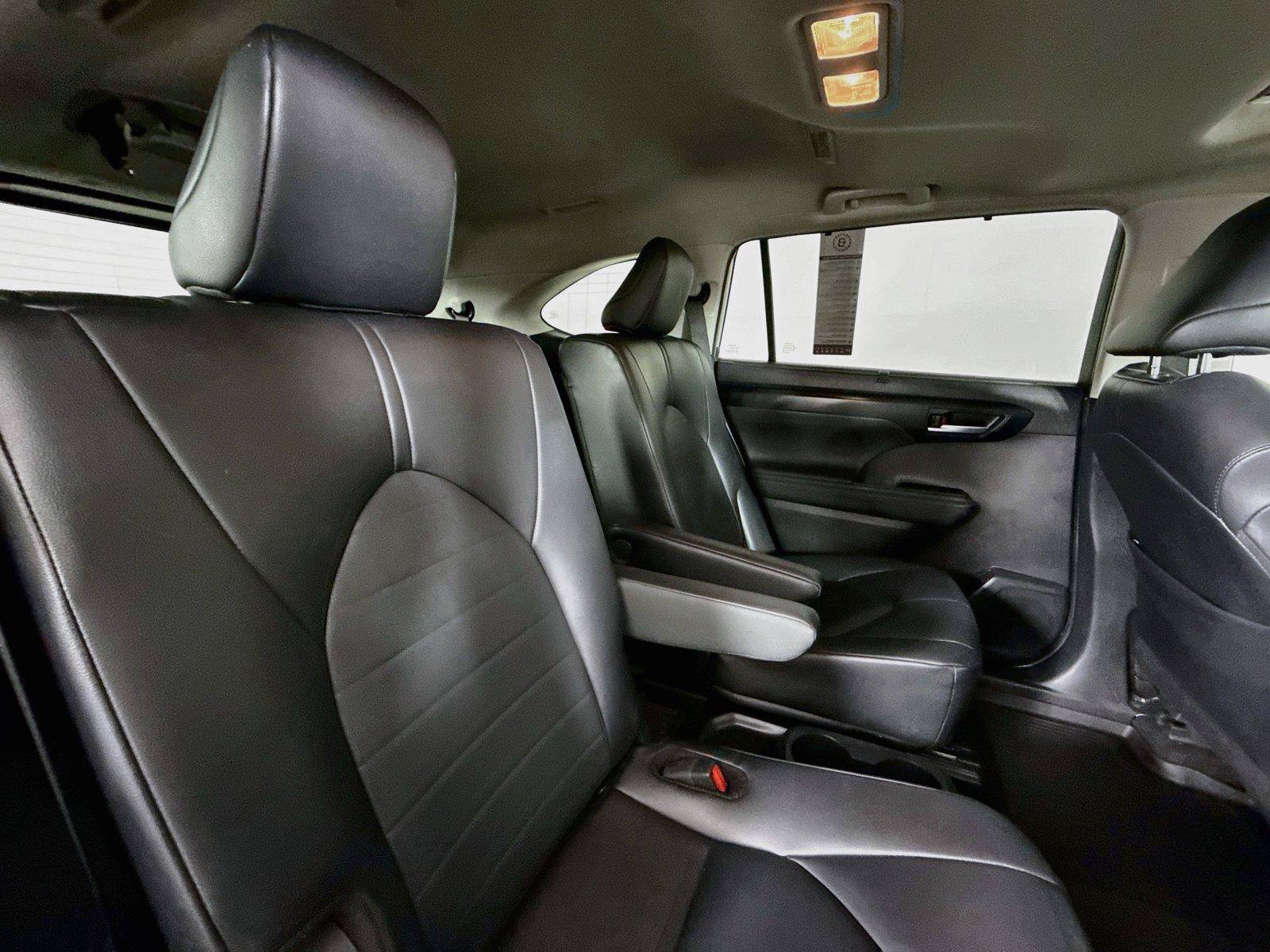 Used 2024 Toyota Highlander XLE AWD/4WD image 41