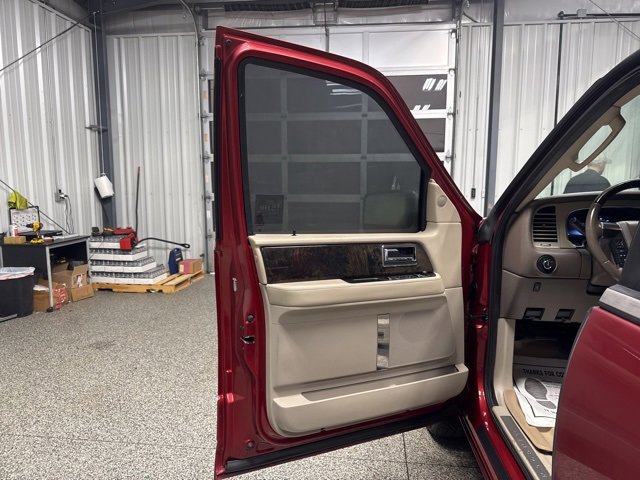 Used 2017 Lincoln Navigator Select image 6