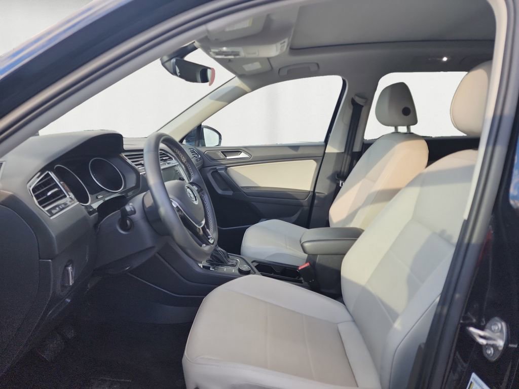 Used 2021 Volkswagen Tiguan SE w/ Panoramic Sunroof Package image 9
