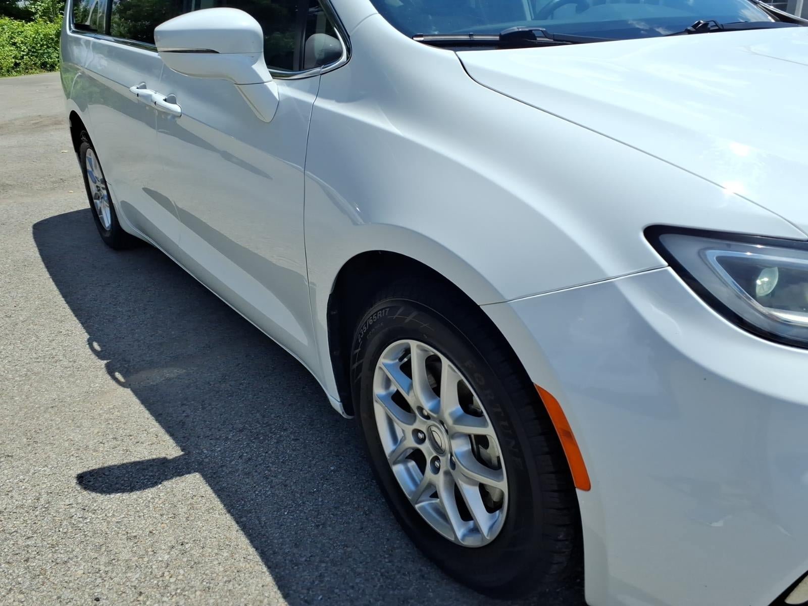 Used 2022 Chrysler Pacifica Touring-L FWD image 17