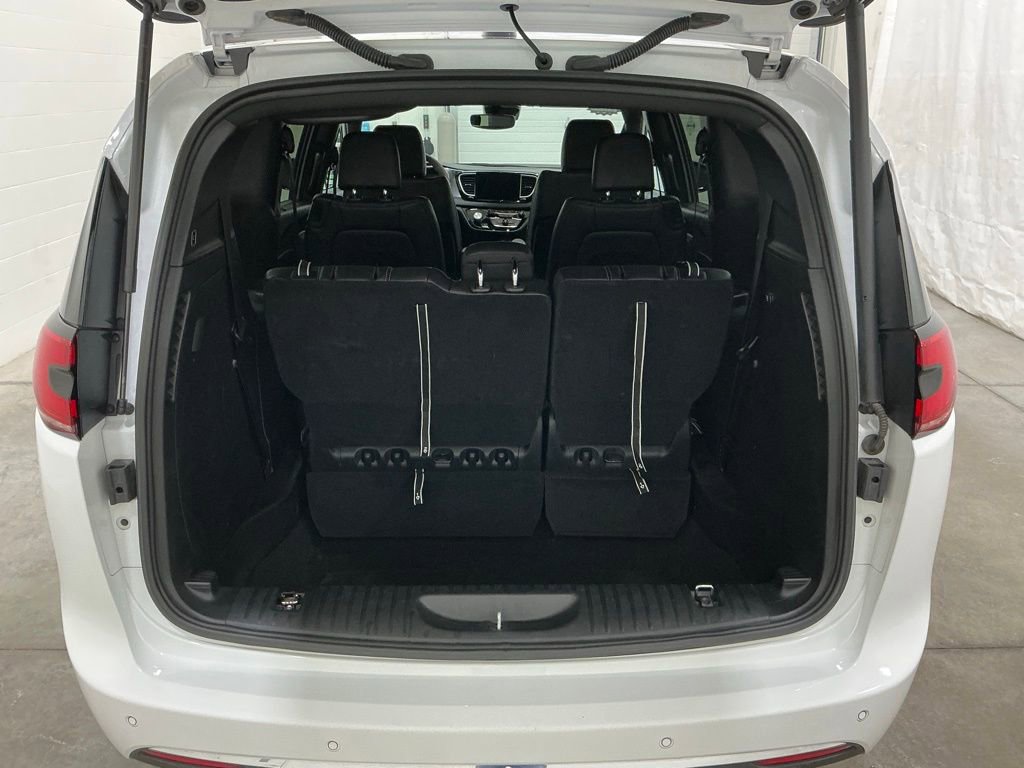 Used 2025 Chrysler Pacifica Select image 23