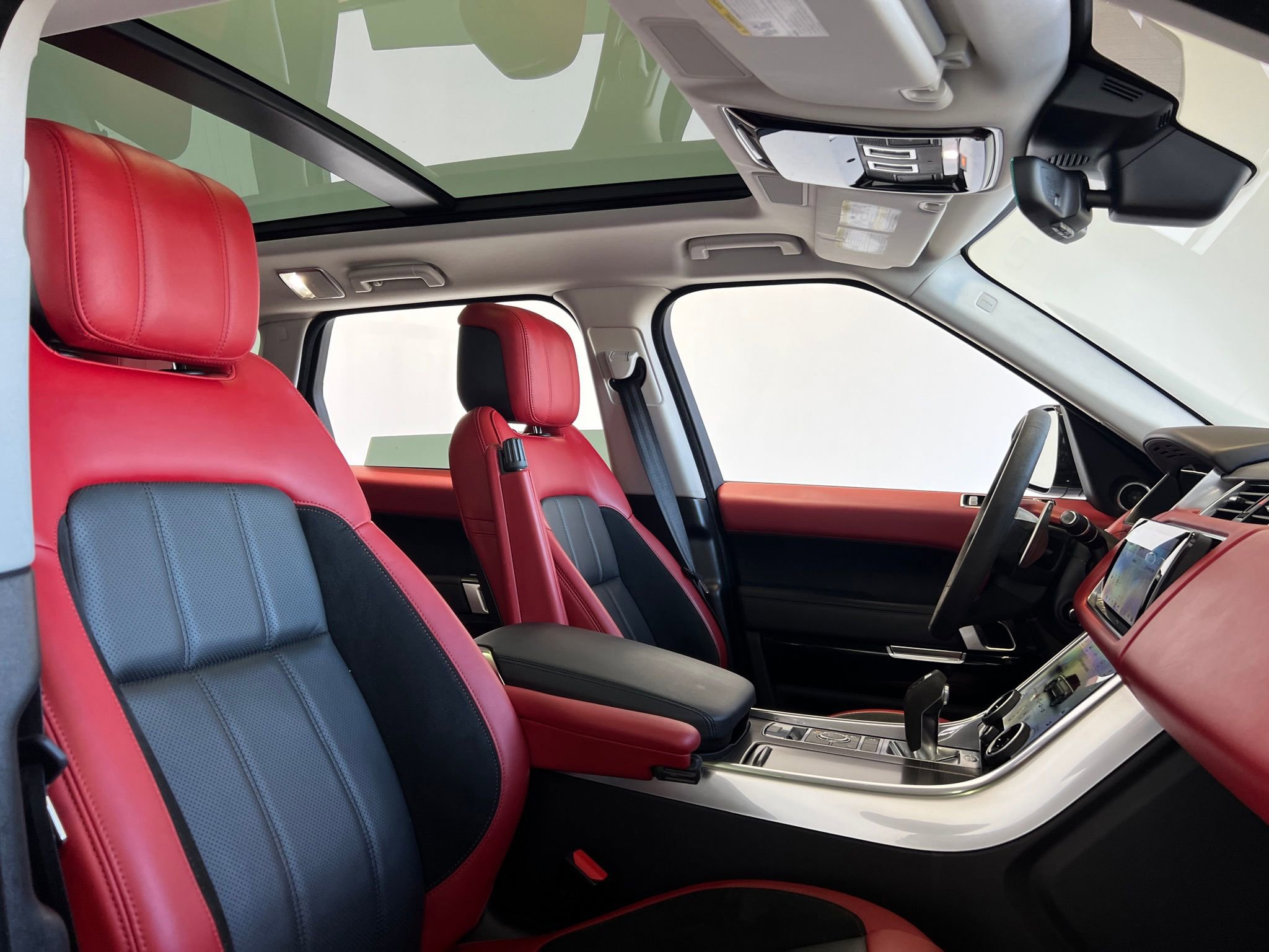 Used 2020 Land Rover Range Rover Sport HST image 24