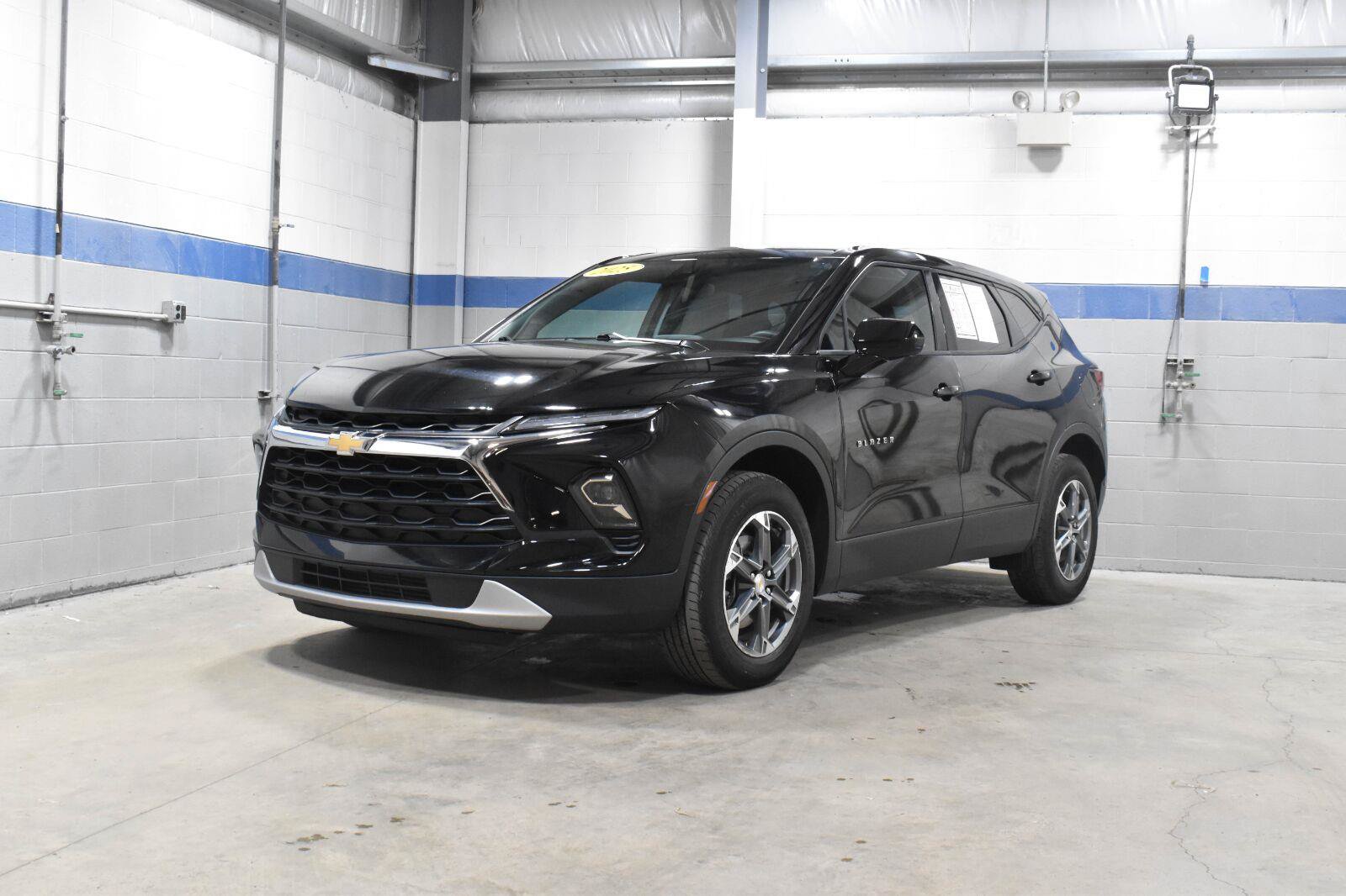 Used 2025 Chevrolet Blazer LT FWD image 2