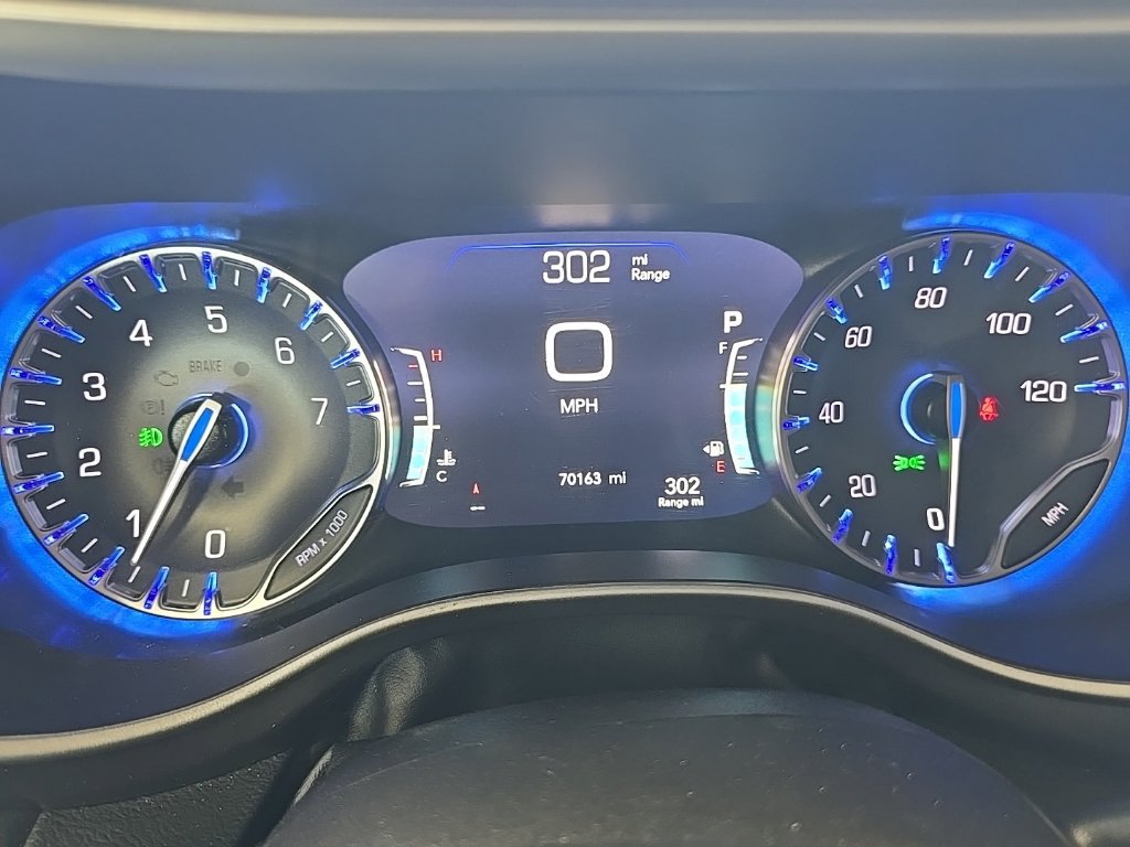 Used 2024 Chrysler Pacifica Touring-L FWD image 2