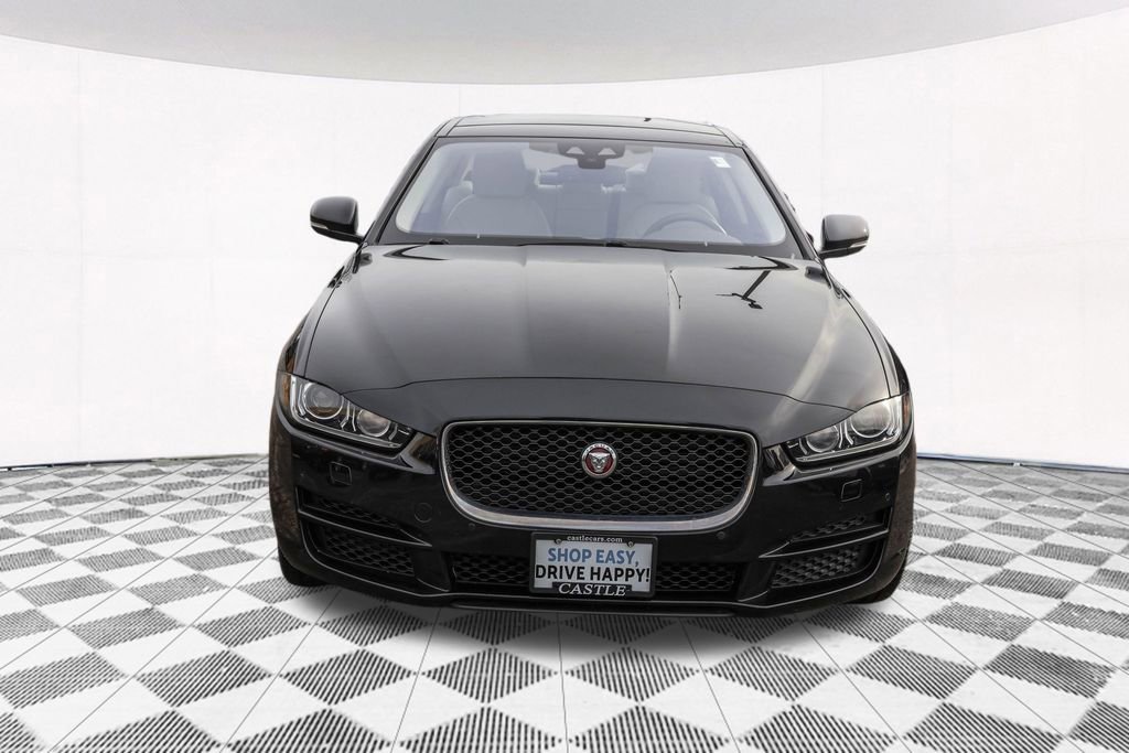 Used 2018 Jaguar XE Premium image 12