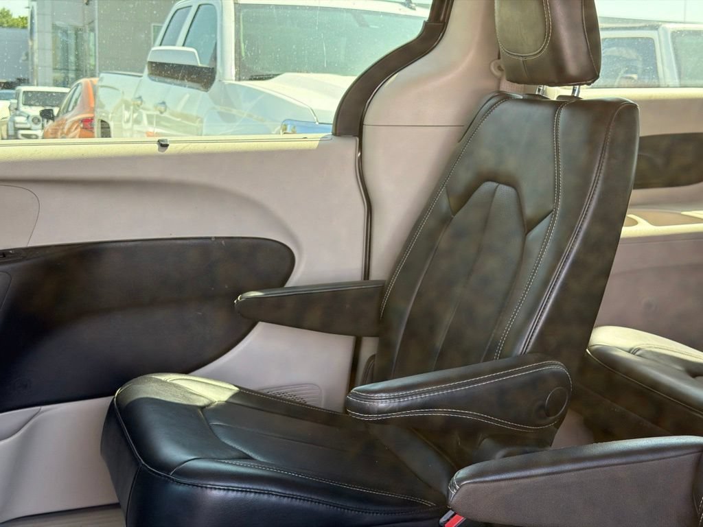 Used 2023 Chrysler Pacifica Touring-L FWD image 14