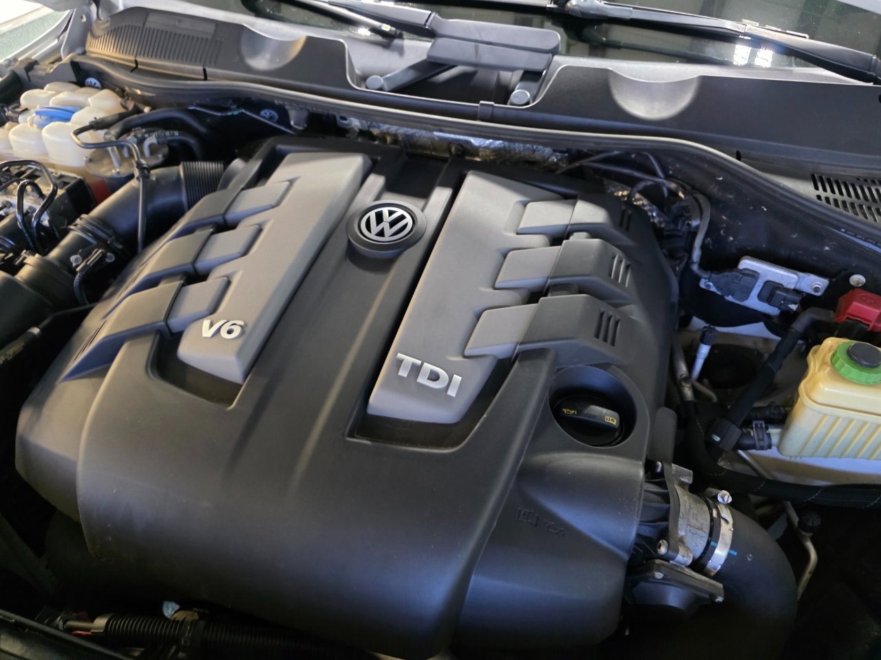 Used 2014 Volkswagen Touareg TDI image 40