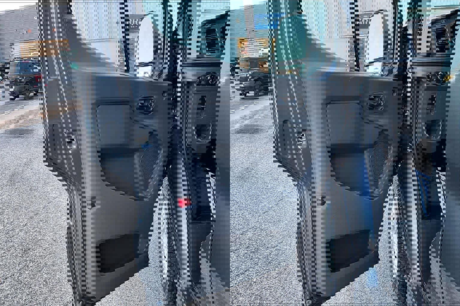 Used 2022 Ford E-Transit Medium Roof image 19