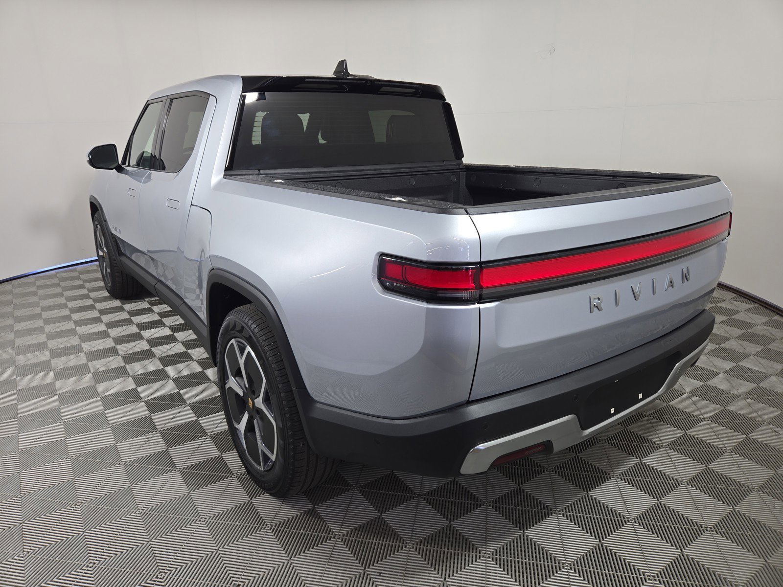 Used 2024 Rivian R1T Adventure AWD/4WD image 3
