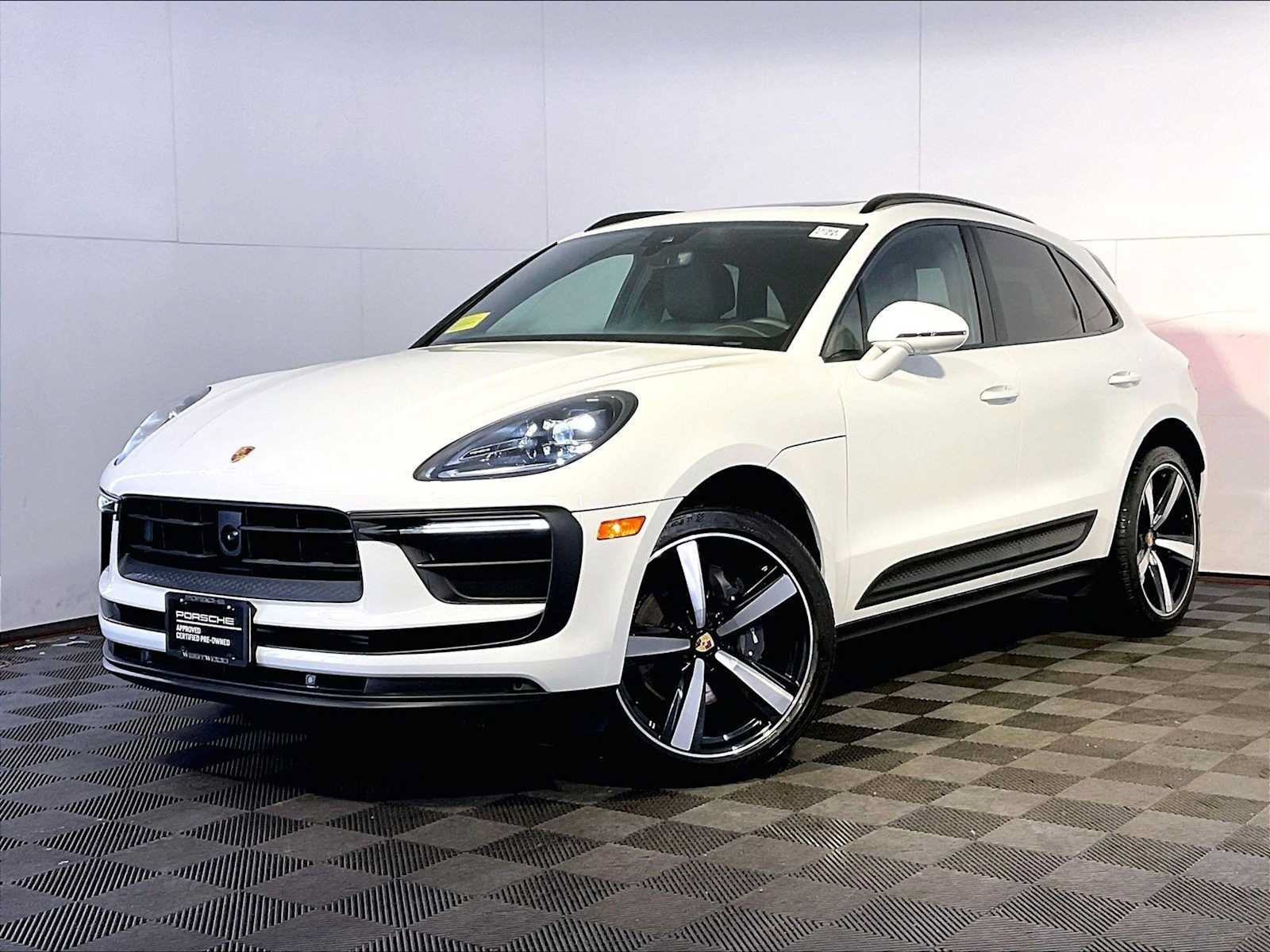 Certified 2023 Porsche Macan AWD/4WD image 1