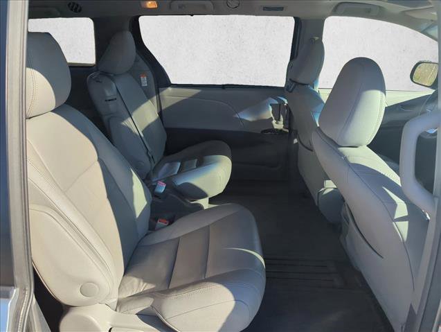 Used 2015 Toyota Sienna XLE image 19