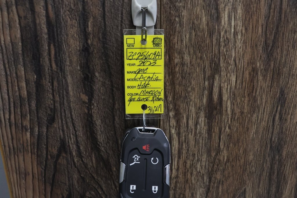 Used 2023 GMC Acadia SLE w/ Driver Convenience Package image 18