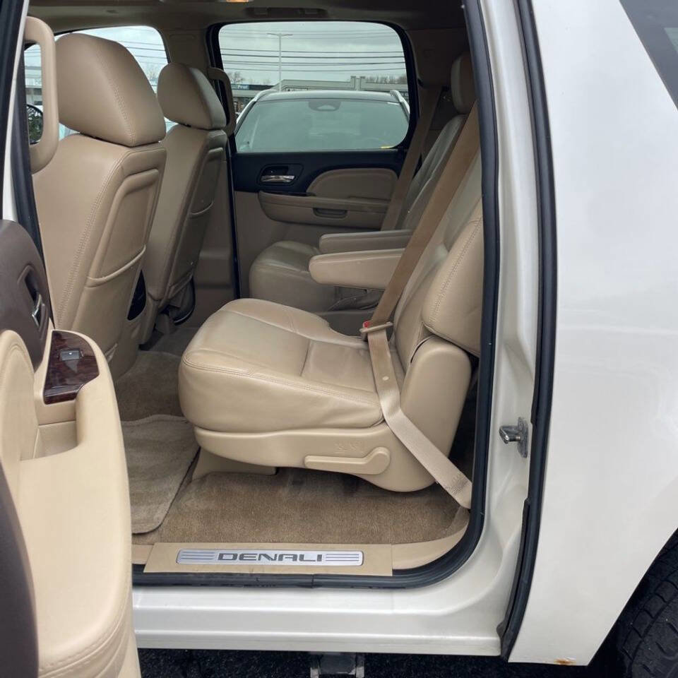 Used 2011 GMC Yukon XL Denali AWD/4WD image 14