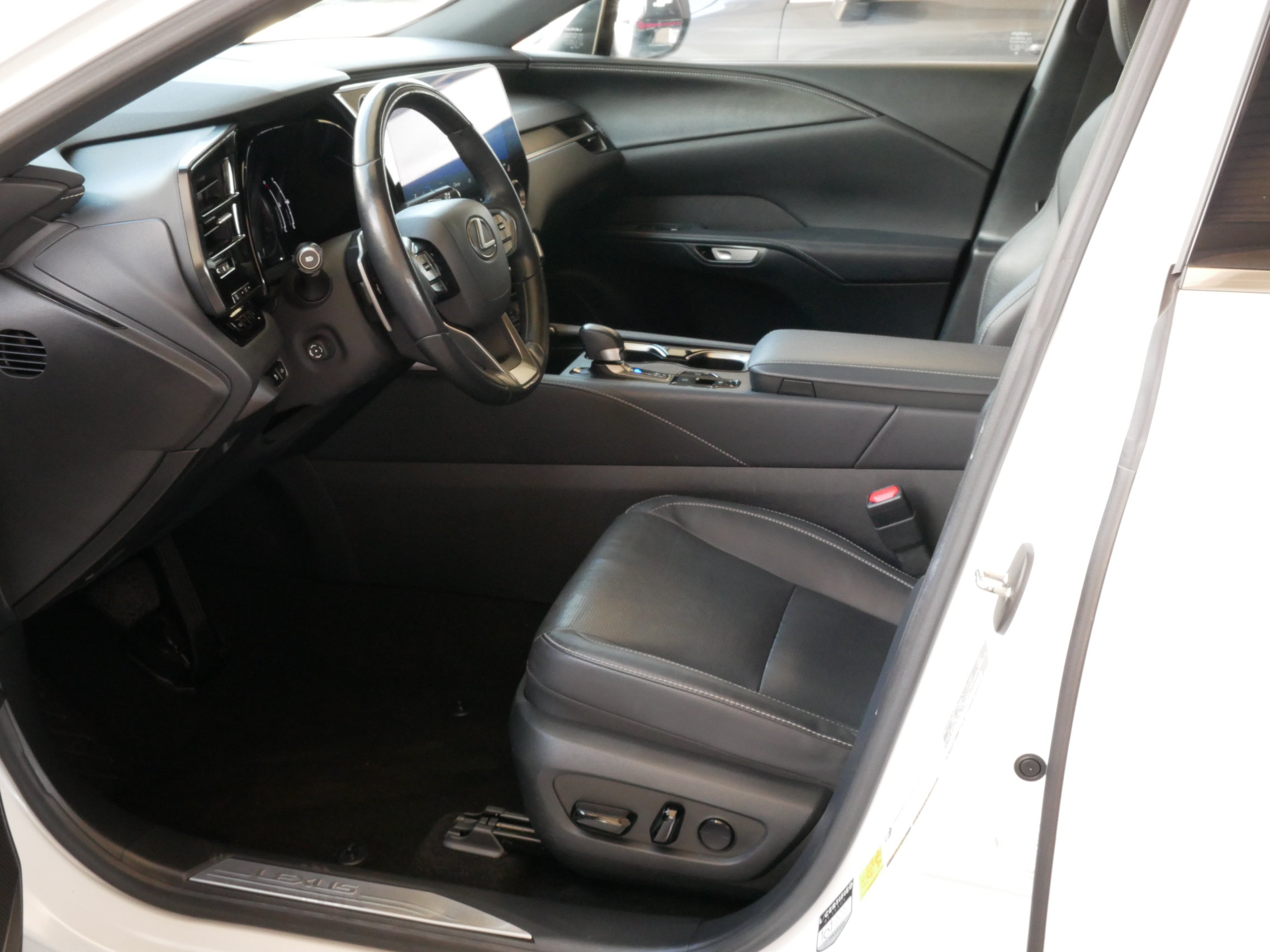 Used 2023 Lexus RX 350 Premium Plus w/ Accessory Package (Z1) FWD image 4