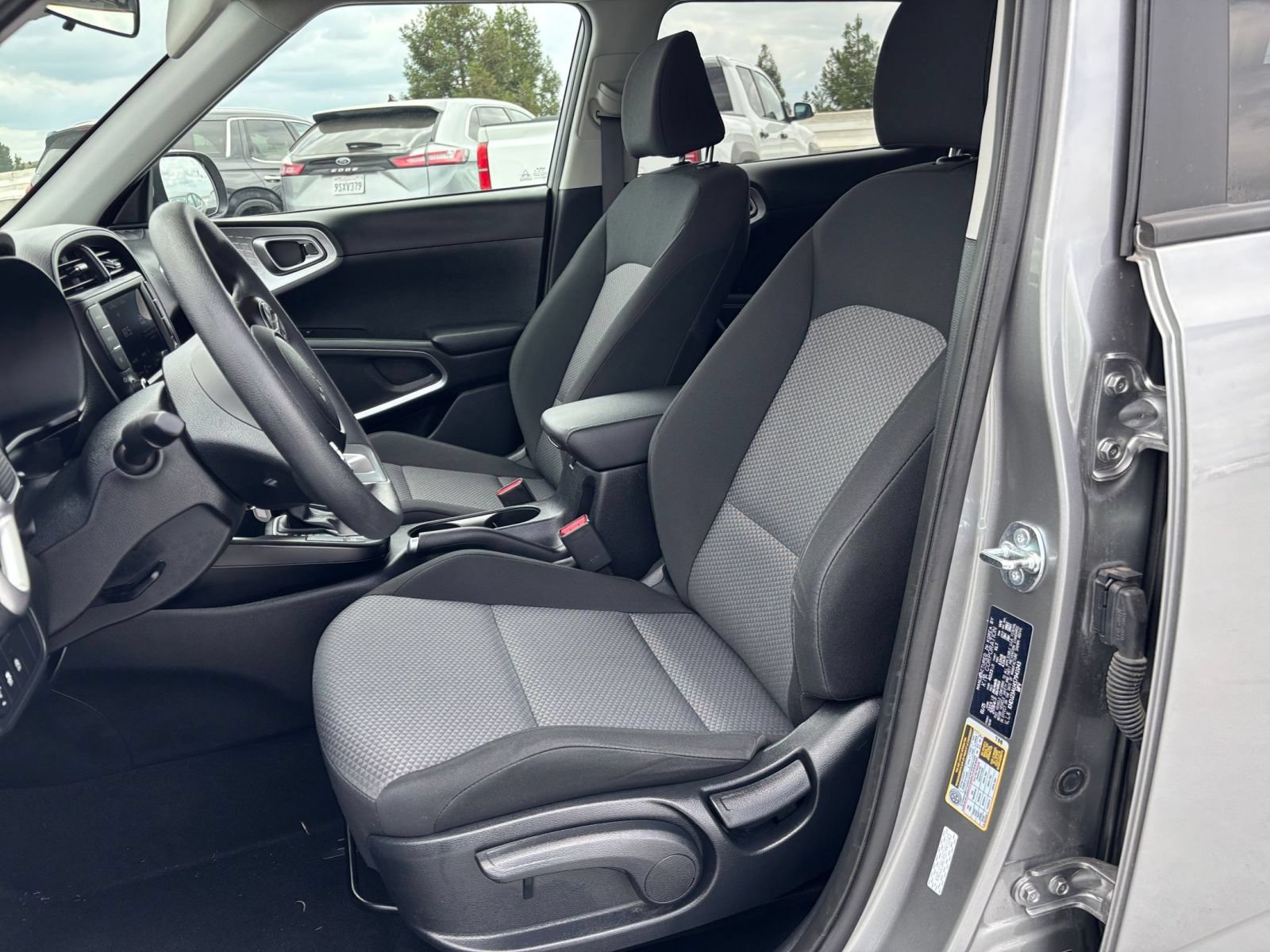 Used 2025 Kia Soul LX w/ LX Technology Package FWD image 24