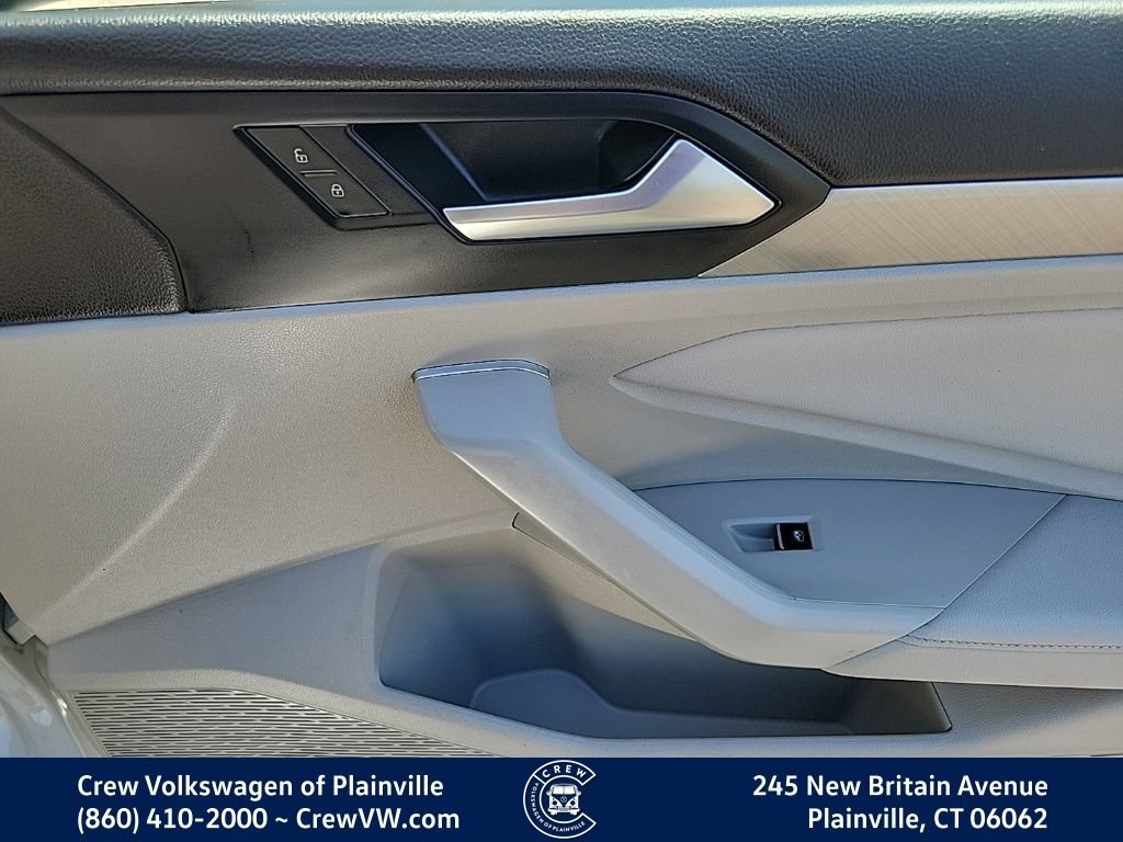Certified 2024 Volkswagen Jetta SE w/ Panoramic Sunroof Package FWD image 44