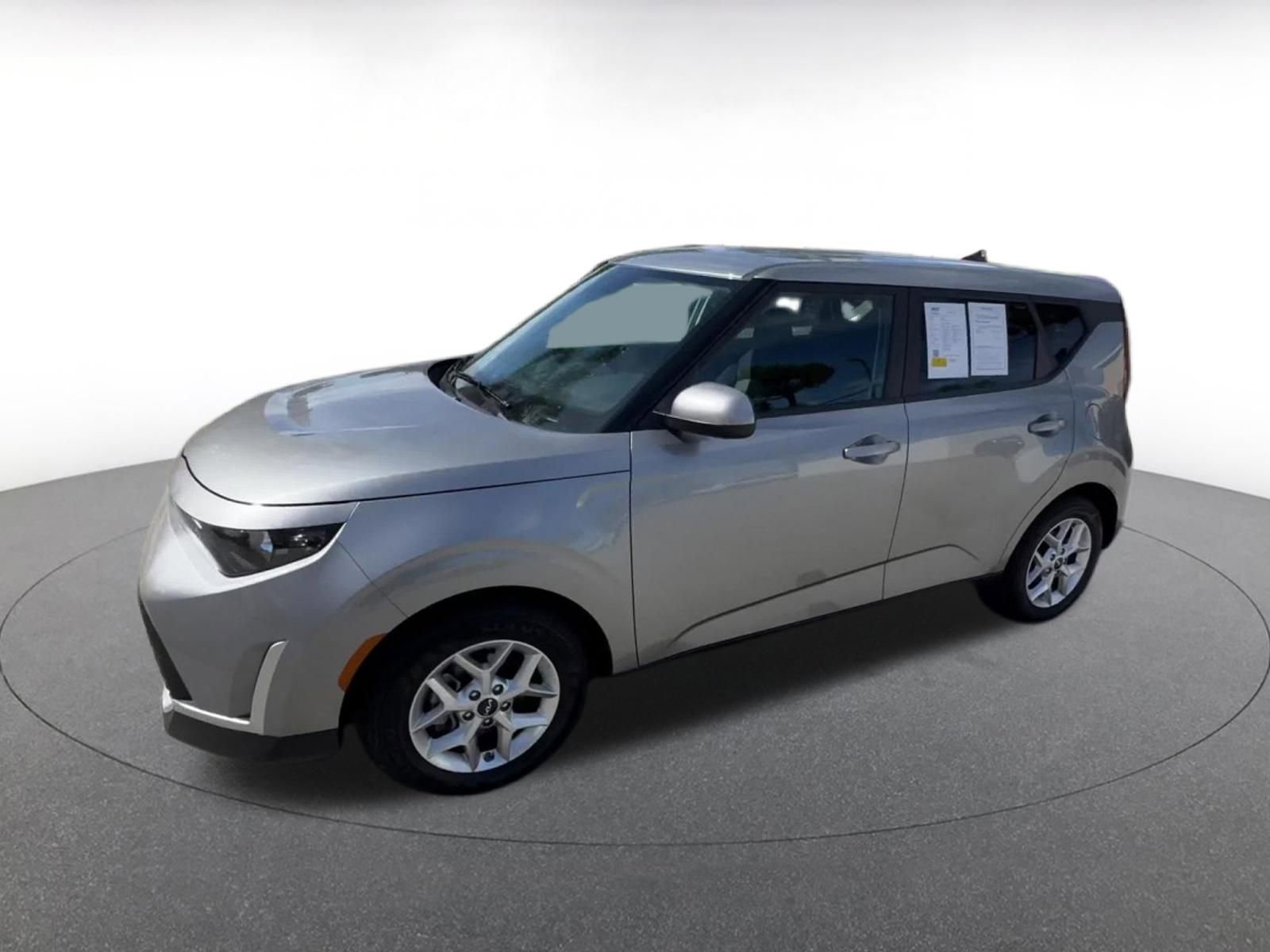 Used 2025 Kia Soul LX w/ LX Technology Package FWD image 8