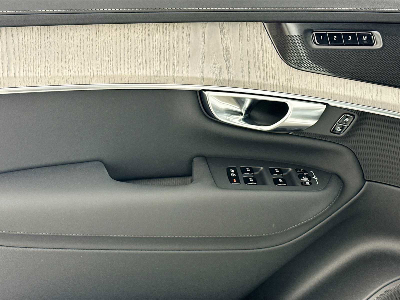 Used 2025 Volvo XC90 T8 Ultra w/ Protection Package Premier image 16