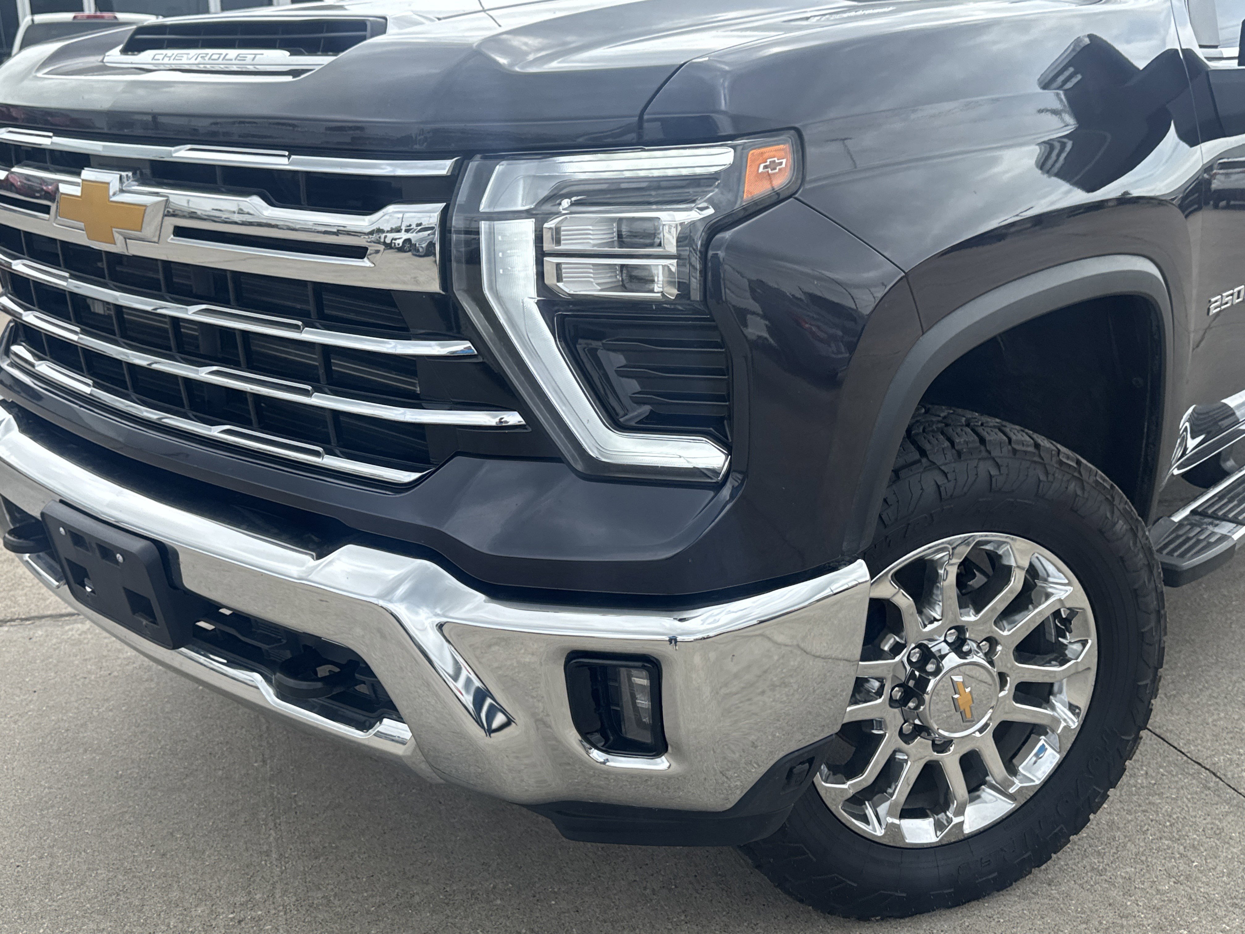 Used 2024 Chevrolet Silverado 2500 LTZ w/ LTZ Convenience Package AWD/4WD image 2