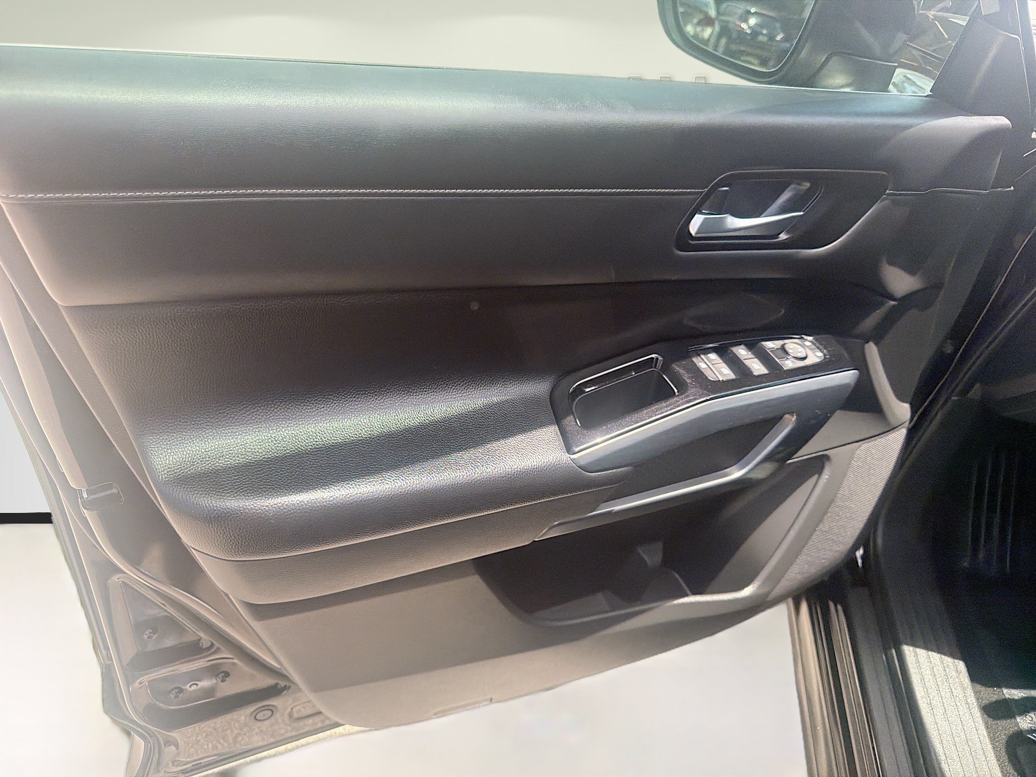 Used 2024 Nissan Pathfinder SL w/ Black Appearance Package FWD image 17