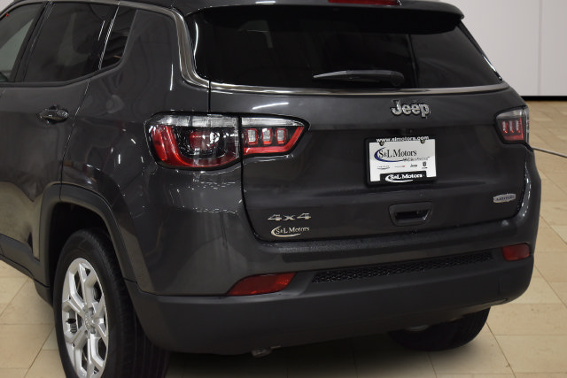 Used 2024 Jeep Compass Latitude AWD/4WD image 30