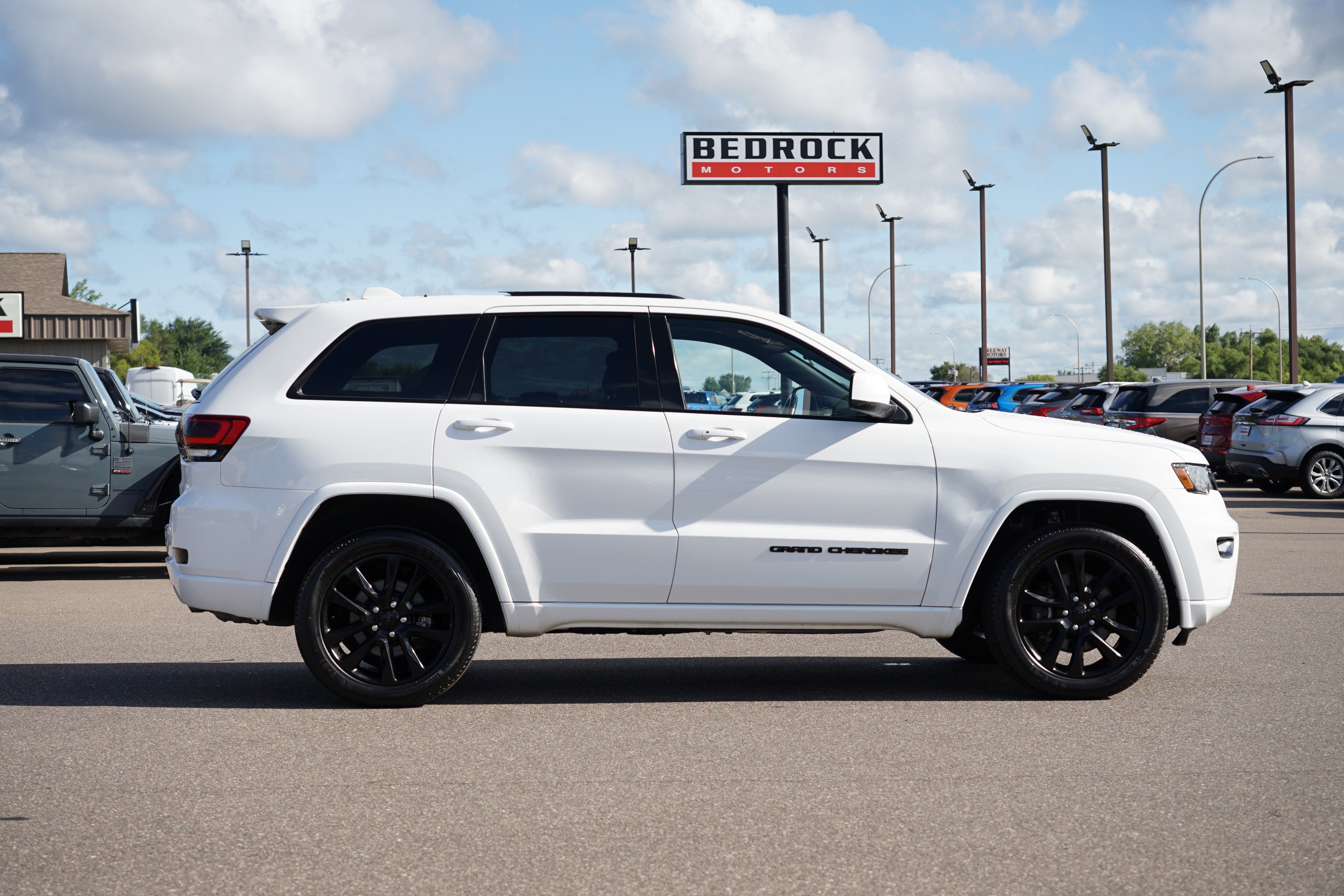 Used 2021 Jeep Grand Cherokee Laredo X image 2