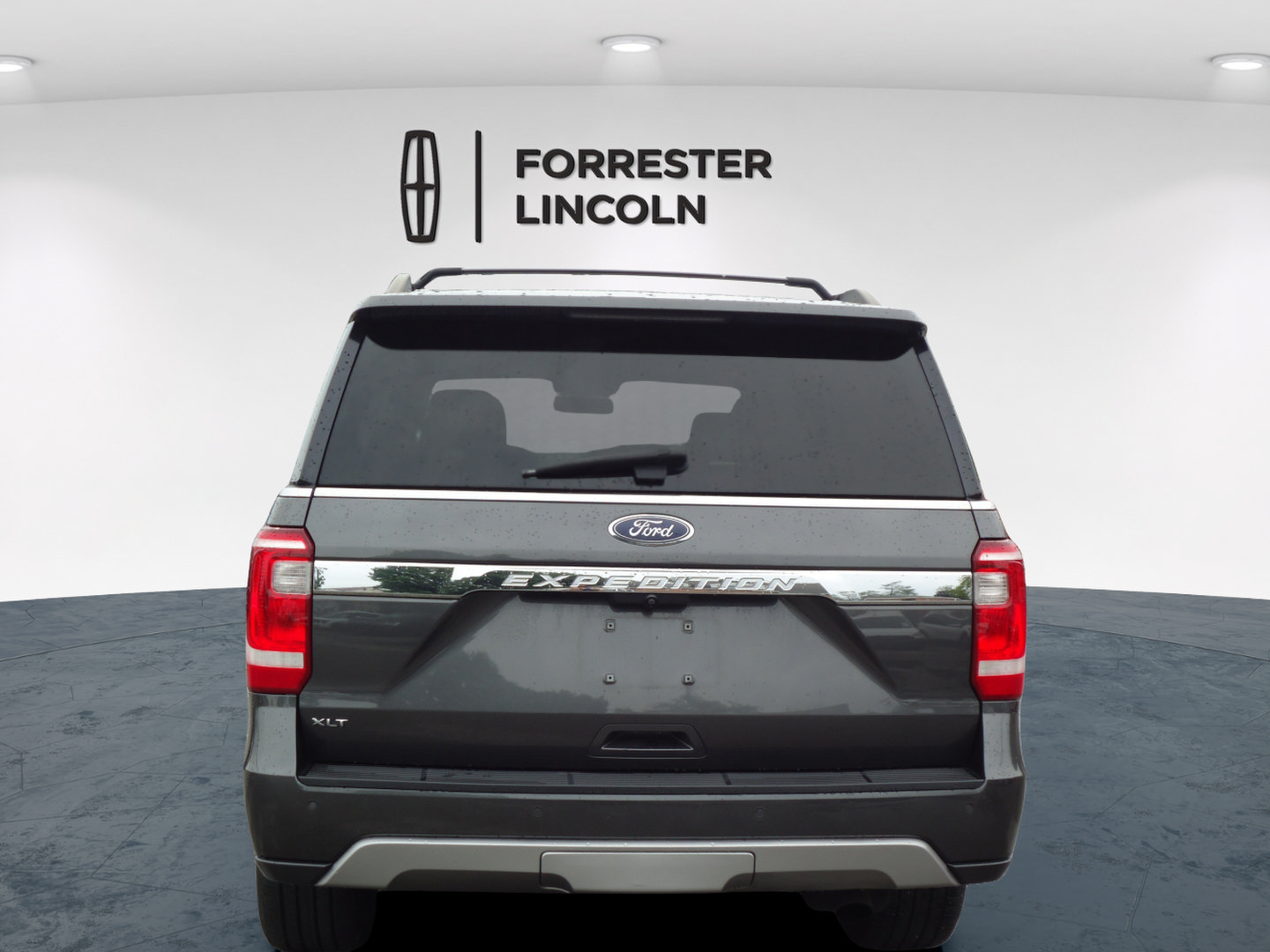 Used 2018 Ford Expedition XLT w/ Equipment Group 202A AWD/4WD image 4