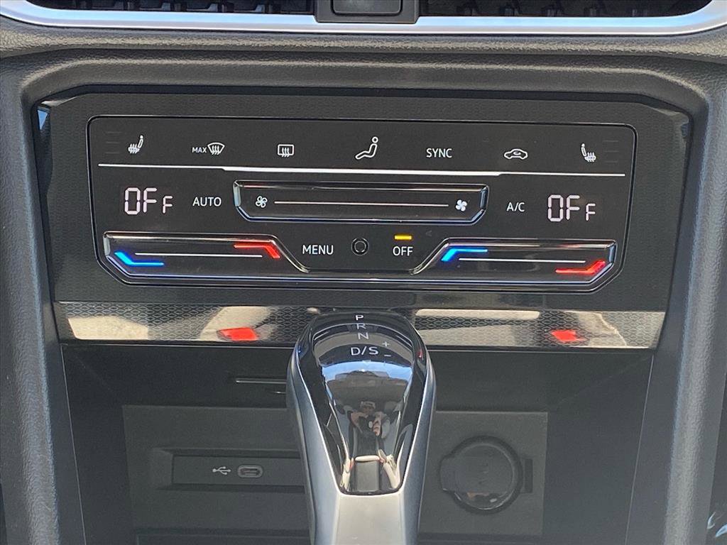 Used 2025 Volkswagen Taos SE image 9