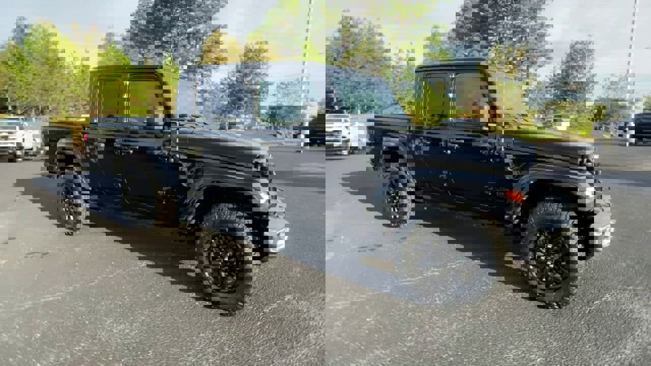 Used 2023 Jeep Gladiator Sport image 2