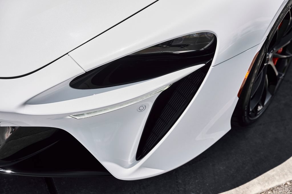 Used 2024 McLaren Artura RWD image 9