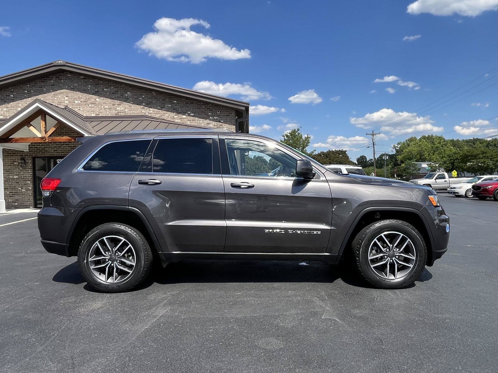 Used 2019 Jeep Grand Cherokee Laredo w/ Laredo X Package AWD/4WD image 24
