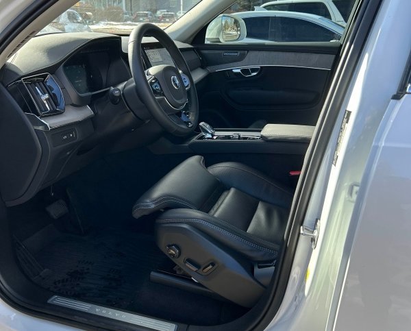 Used 2025 Volvo XC90 T8 Ultra w/ Protection Package Premier image 6