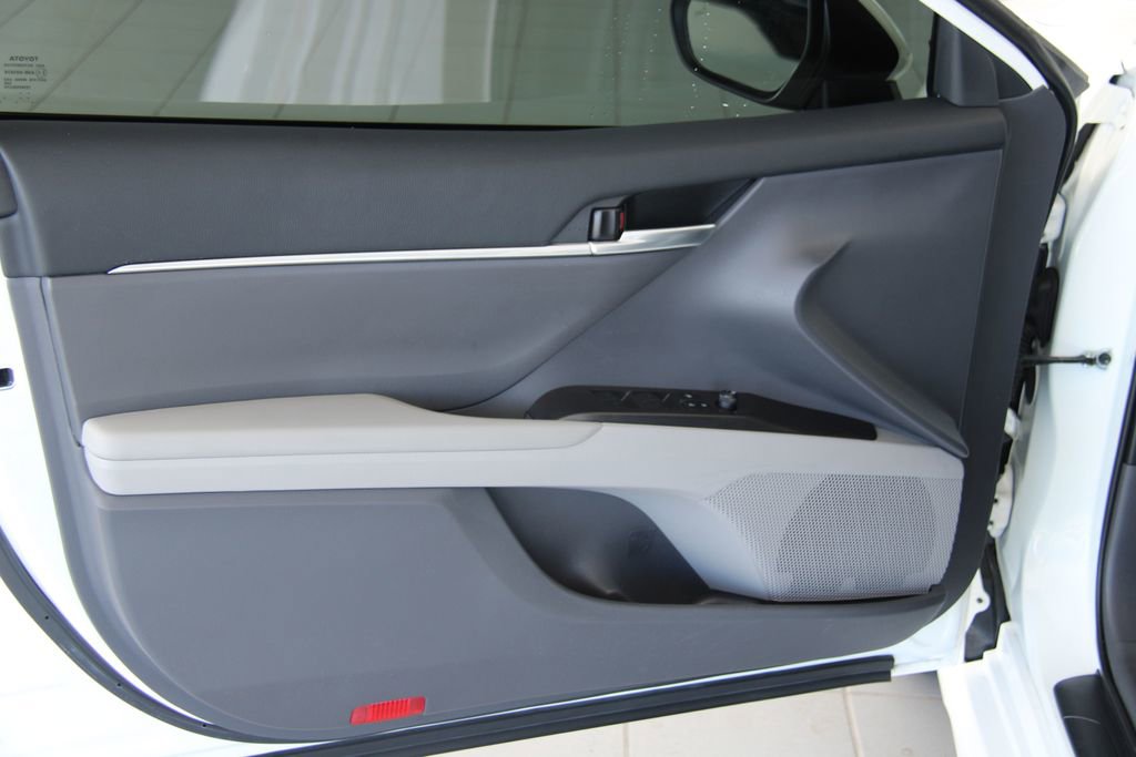 Used 2024 Toyota Camry SE image 11