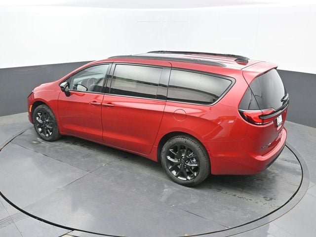 New 2027 Chrysler Pacifica Limited AWD/4WD image 47